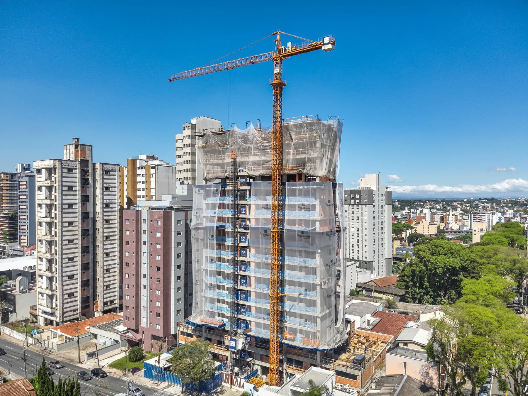 O Blanc de Rouge em obra, com grua e tela de proteção, no Alto da Glória