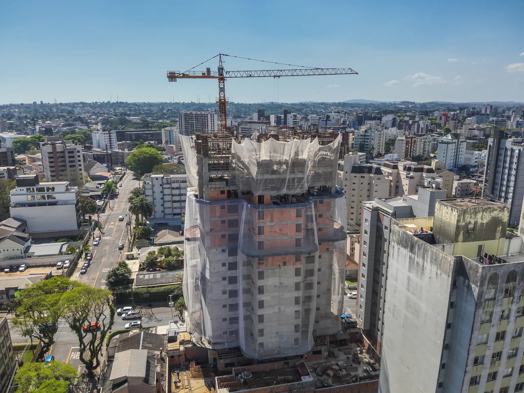 A torre do Blanc de Rouge ainda em estrutura, entre prédios de Curitiba