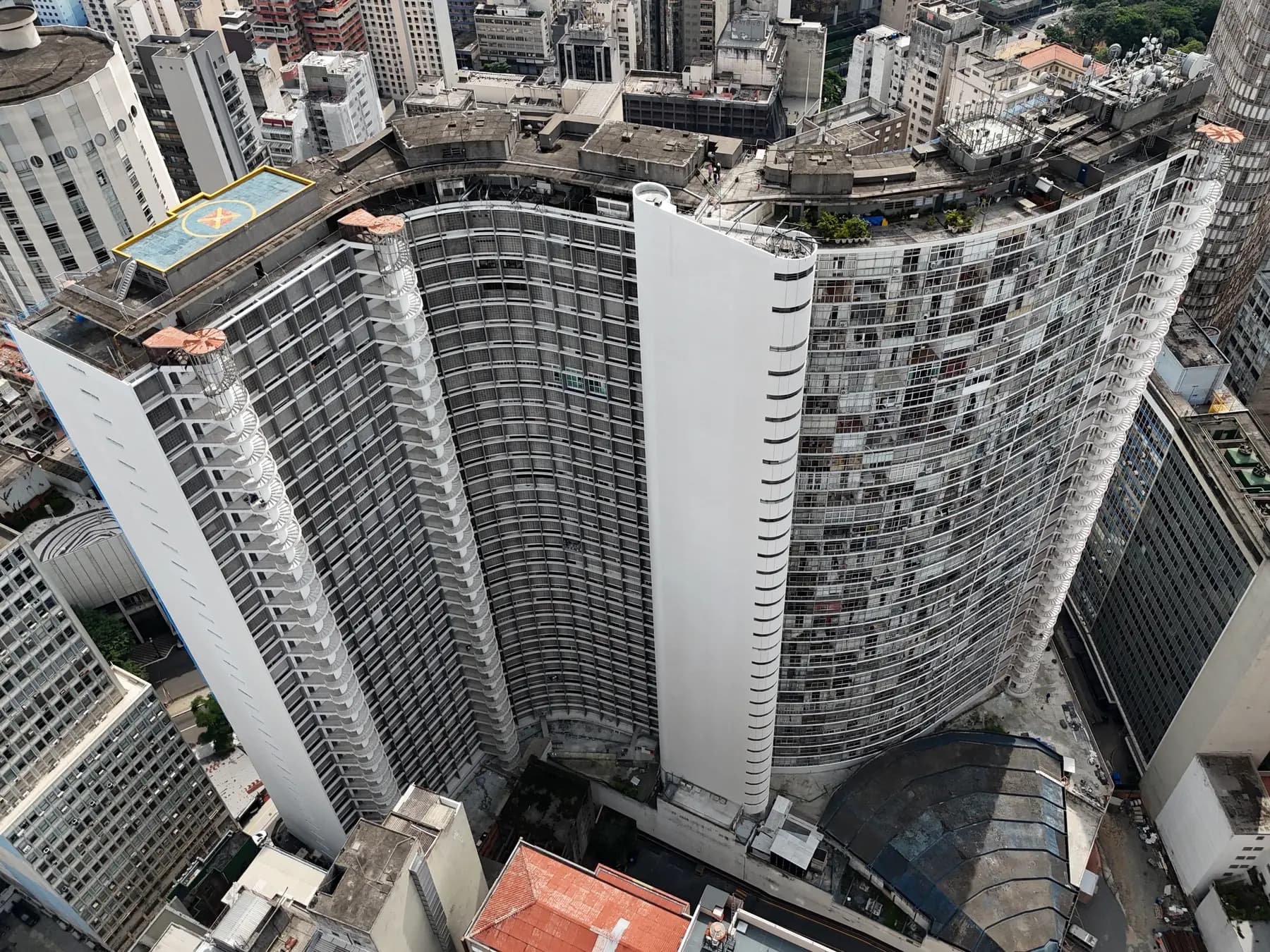 O Copan visto do alto, com a curva da fachada e o centro de São Paulo em volta