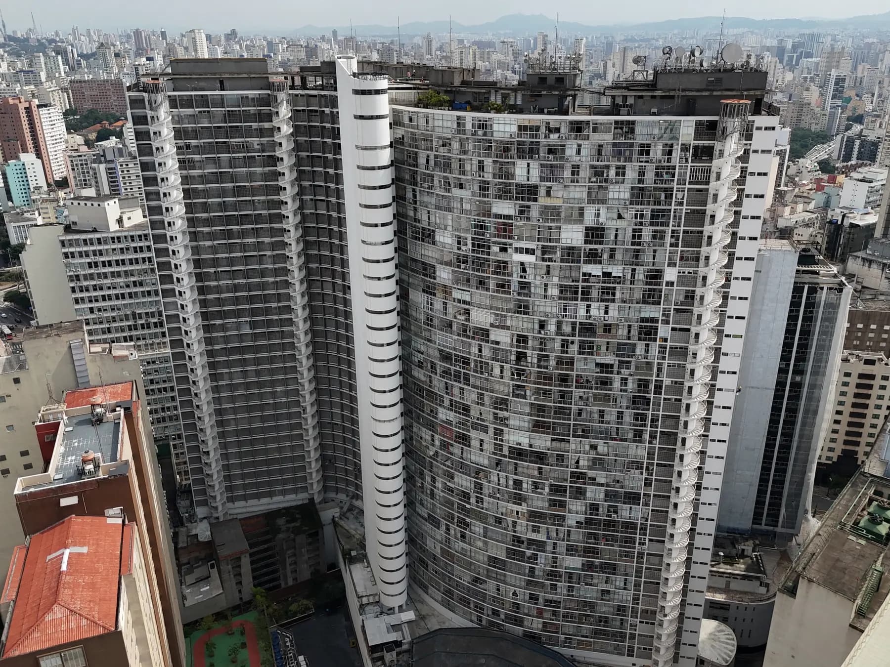 A fachada ondulada do Copan vista de drone, na altura dos brises
