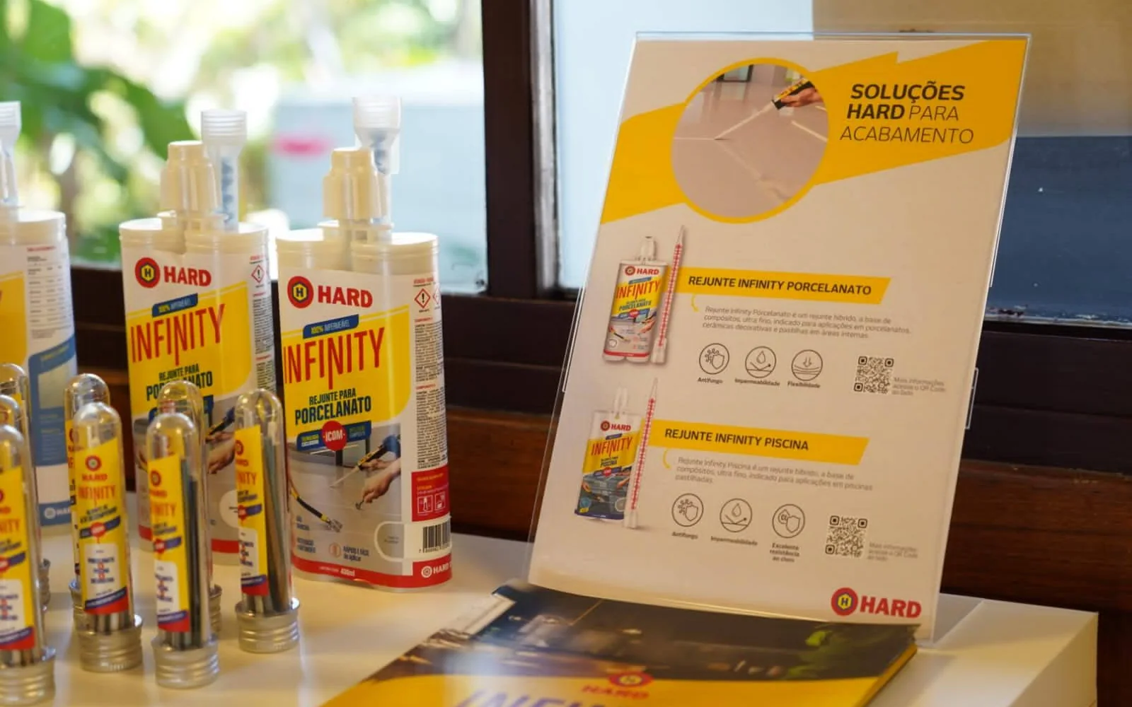 Rejunte Infinity, da Hard, em bisnagas e no display de soluções para acabamento