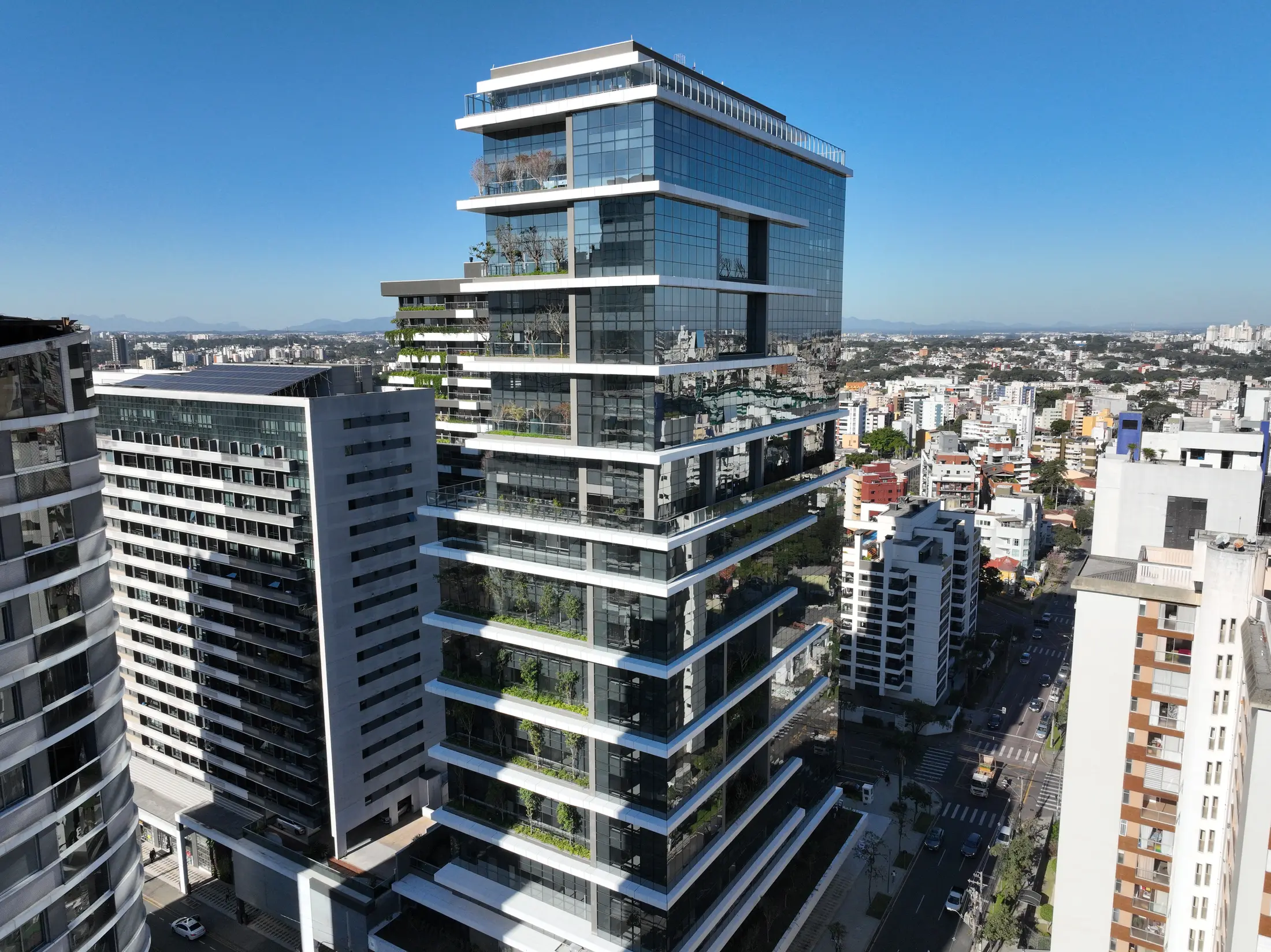 A torre de vidro do BIOOS, com terraços verdes em cada pavimento