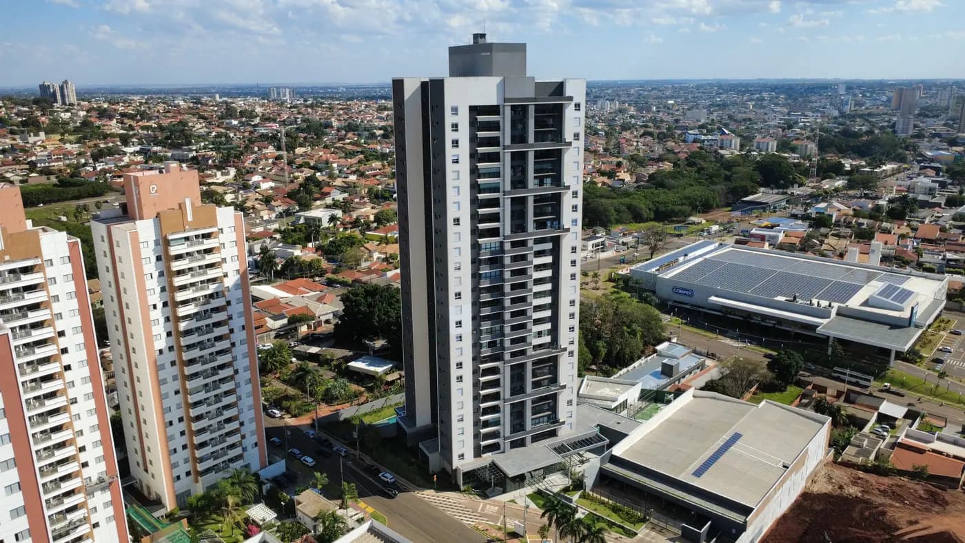 Uma das torres, isolada, sobre o bairro