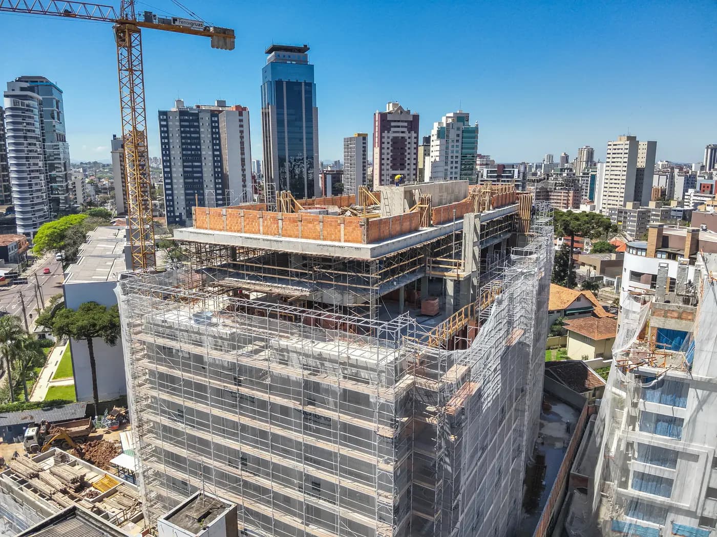 Sangiovese Residencial em obra, com andaimes