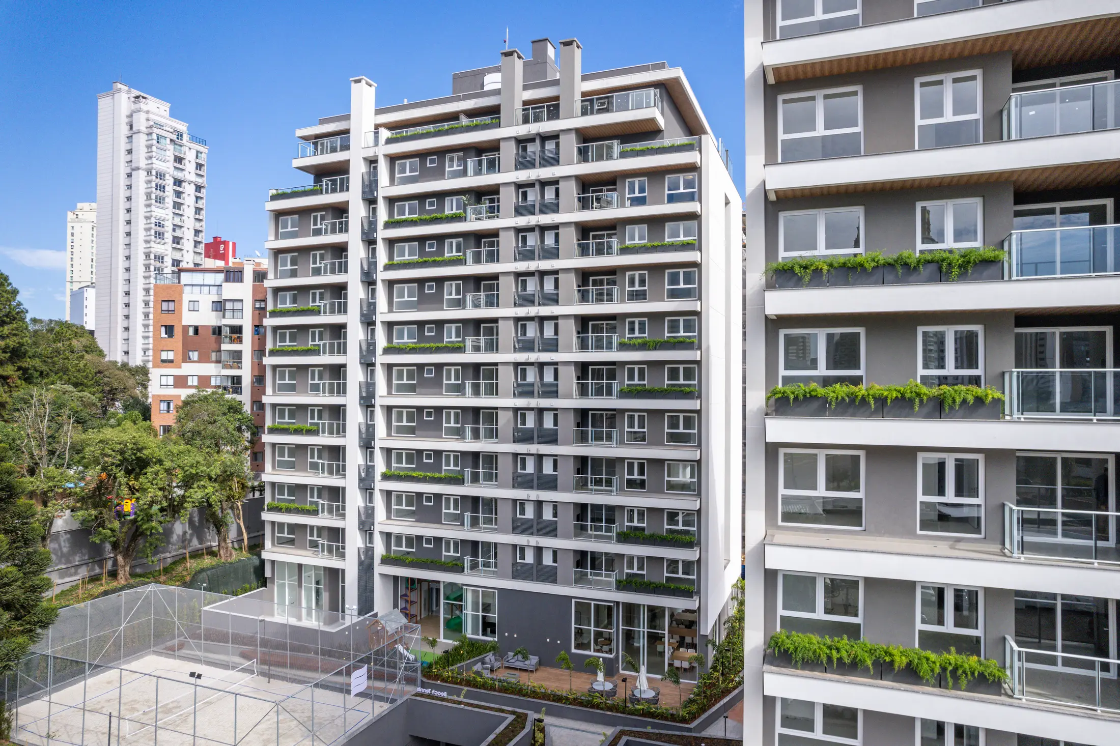 Fachada do Trebbiano Residencial com varandas ajardinadas