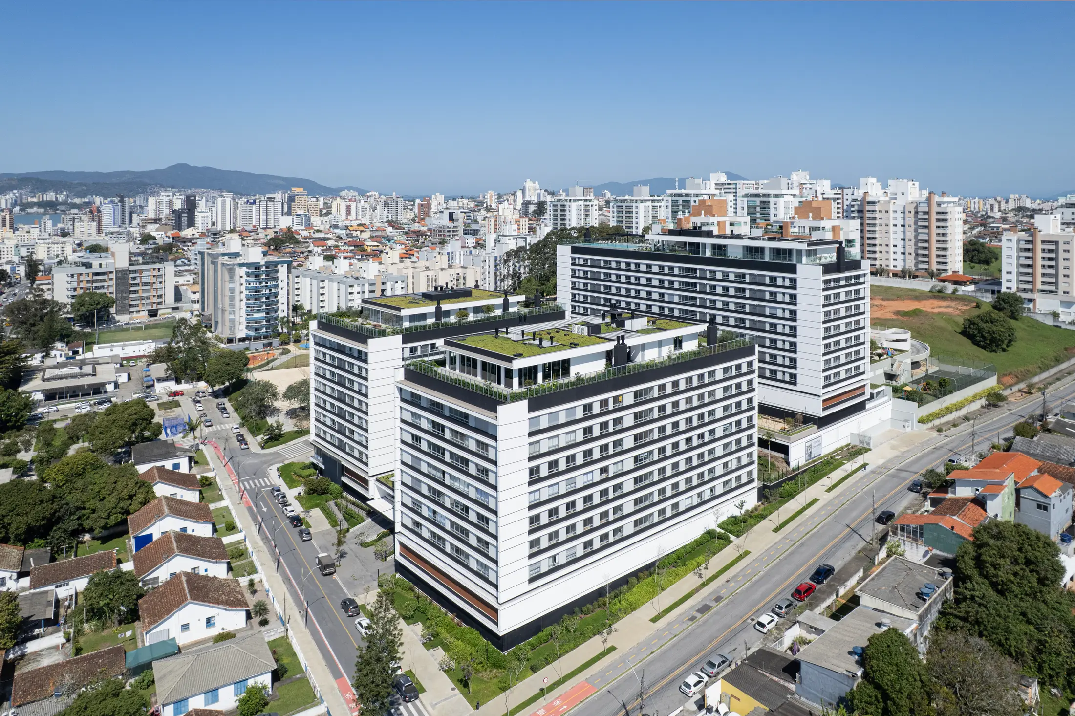 Os blocos brancos do empreendimento W Koerich vistos de drone